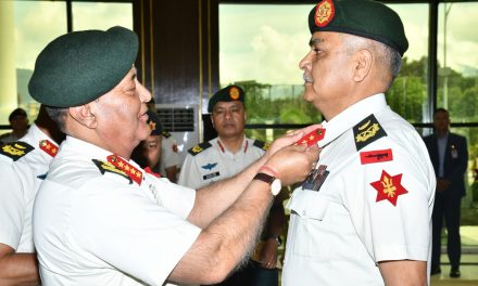 प्रधानसेनापतिद्वारा खत्रीलाई उपरथीको दर्ज्यानी चिन्ह प्रदान