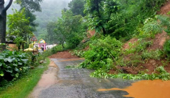सिद्धार्थ राजमार्गका ठाउँ ठाउँमा पहिरो : सडक अवरुद्ध, उच्च सतर्कता अपनाउन आग्रह