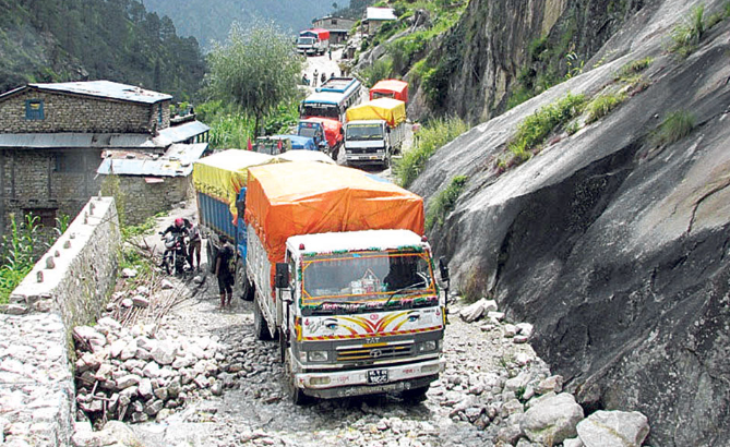 कर्णाली राजमार्गमा ठूला सवारीसाधन सञ्चालनमा रोक