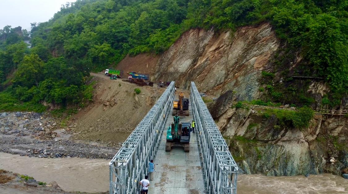 मन्त्री दाहाल र राजदूत श्रीवास्तवद्वारा हेवा खोला बेलिब्रिज उद्घाटन