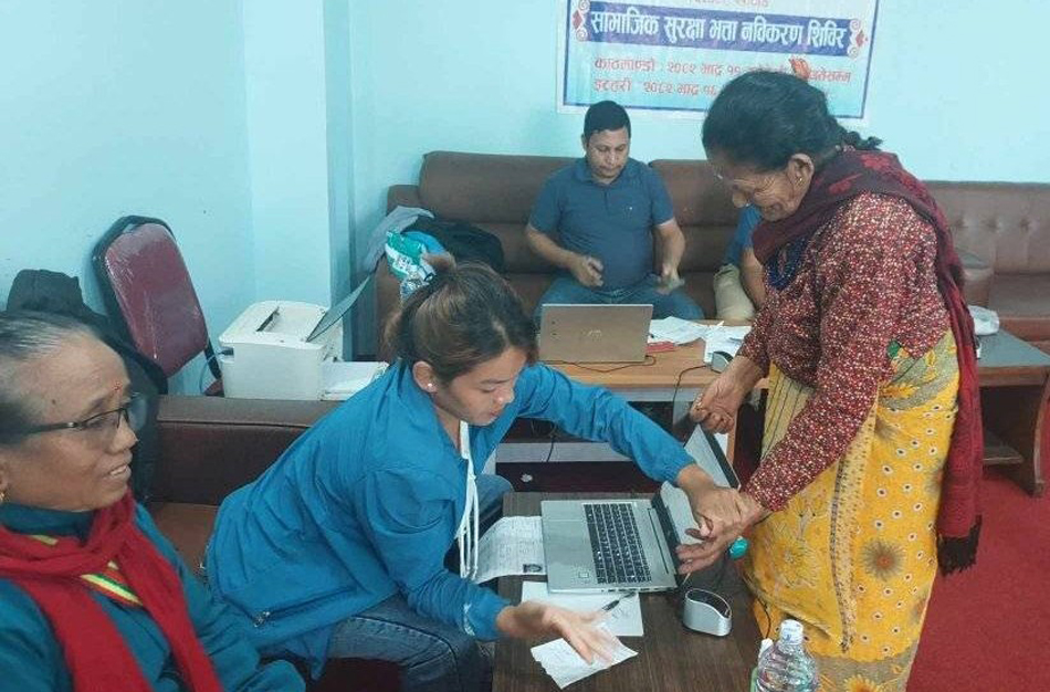 लाभग्राही बसेको ठाउँमा पुगेर सामाजिक सुरक्षाभत्ता नवीकरण गरिँदै