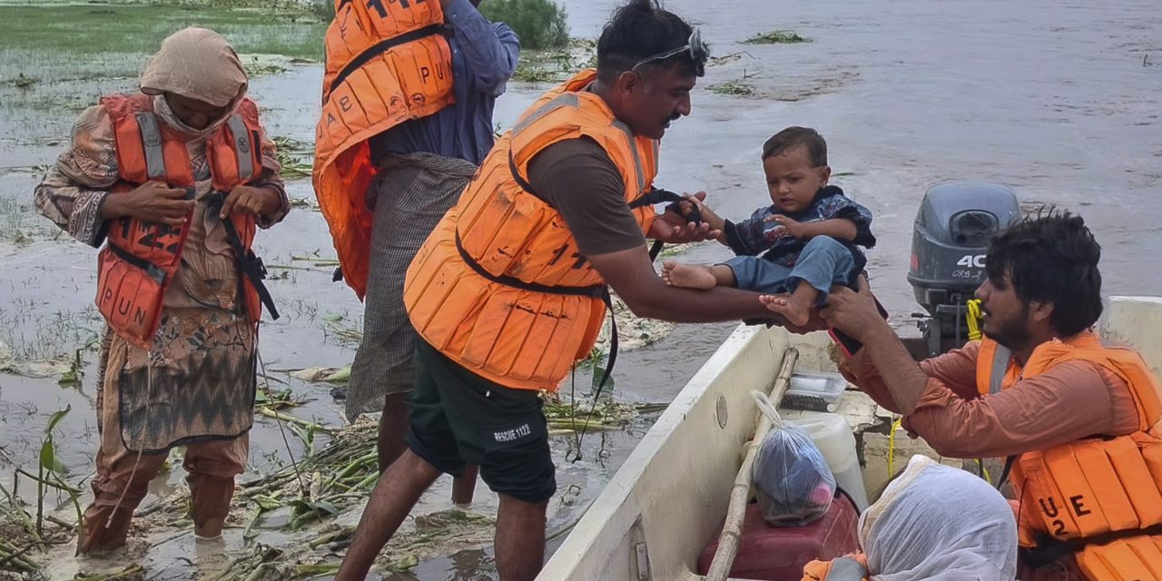 भारतले पानी छोडेपछि पाकिस्तानमा ठूलो बाढीको जोखिम, हजारौँ विस्थापित