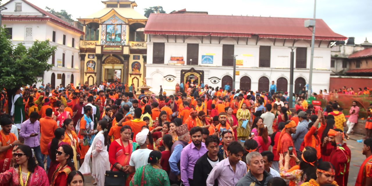 साउनको अन्तिम सोमबार: पशुपतिनाथ मन्दिर लगायत देशभरका शिवालयमा भक्तजन घुइँचो