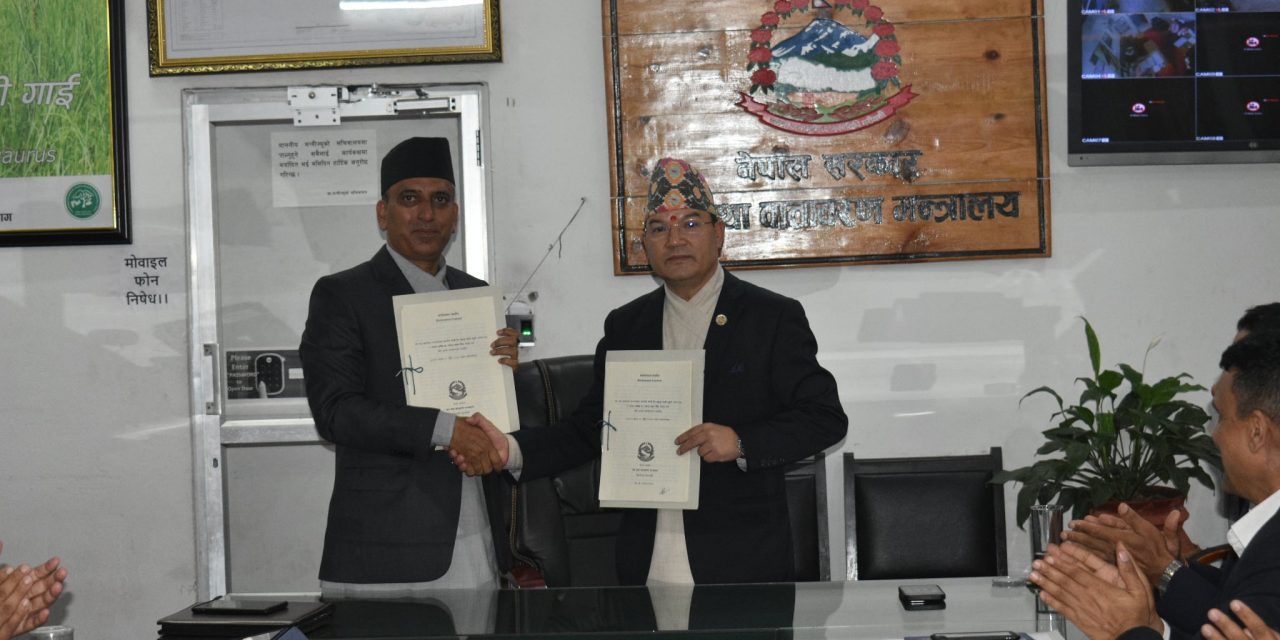 वनमन्त्री शाही र सचिव मिश्रबीच कार्यसम्पादन सम्झौता