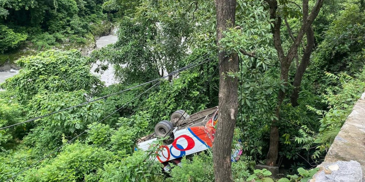 पृथ्वीराजमार्गको ऐनापहरामा बस दुर्घटना