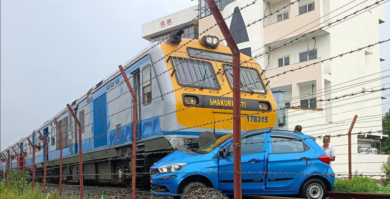 जनकपुरमा रेल र कार ठोक्किए