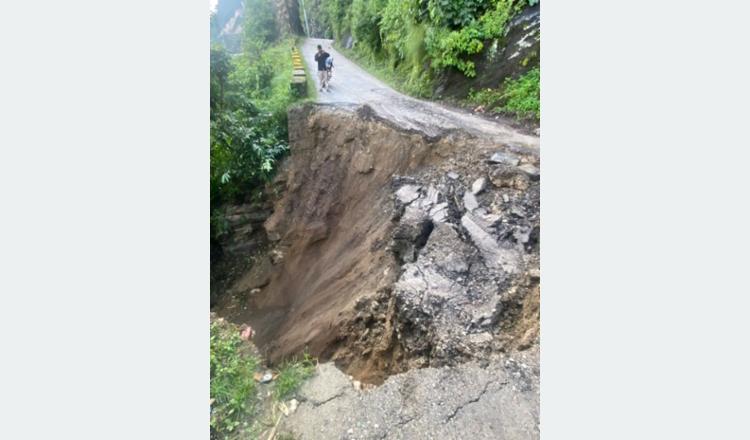 सडक भासिएपछि कर्णाली राजमार्ग अवरुद्ध