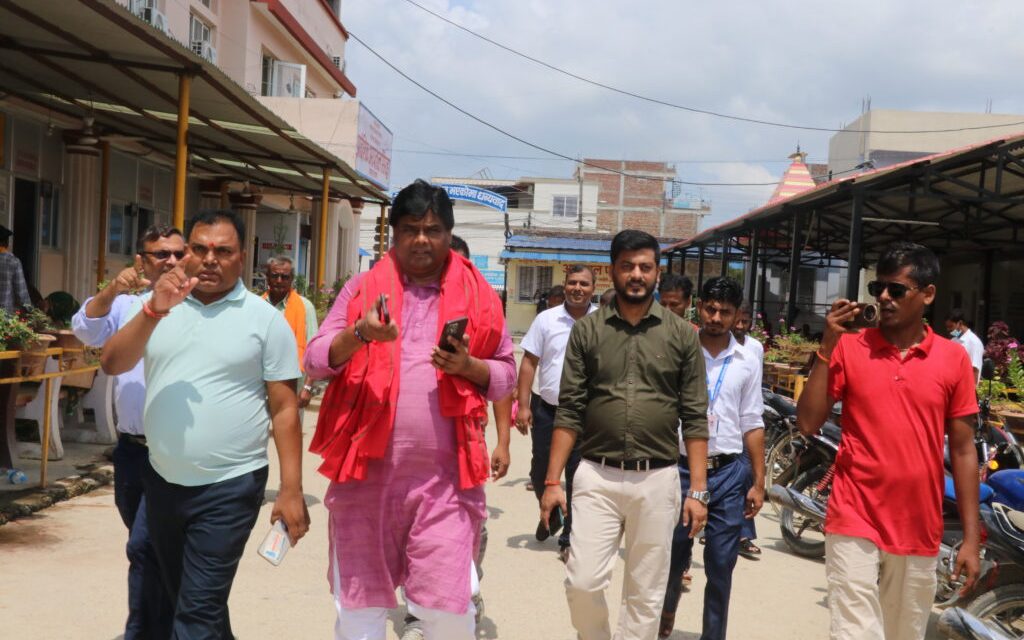 मधेश प्रदेशका स्वास्थ्य मन्त्री सिंहद्वारा प्रादेशिक अस्पतालको अनुगमन