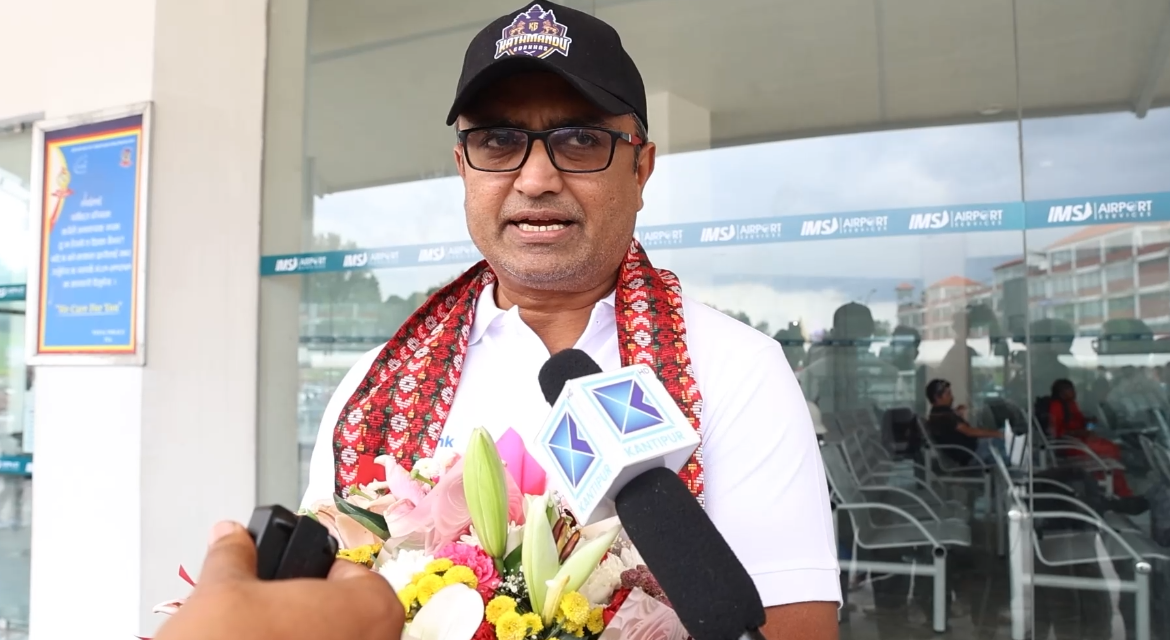 नेपाल आइपुगे काठमाडौँ गोर्खाजका मुख्य प्रशिक्षक मोन्टी देसाई