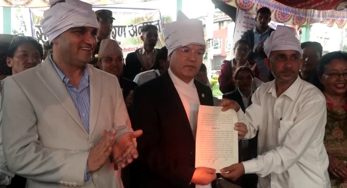 दिक्तेलका मेयर भट्टराईले तोडे आमरण अनसन