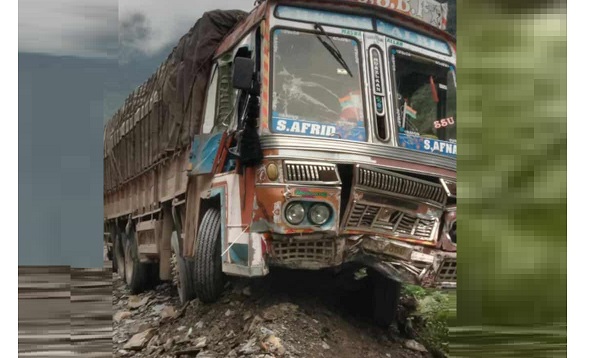 ट्रकमा ढुङ्गा खस्दा तीन जना घाइते