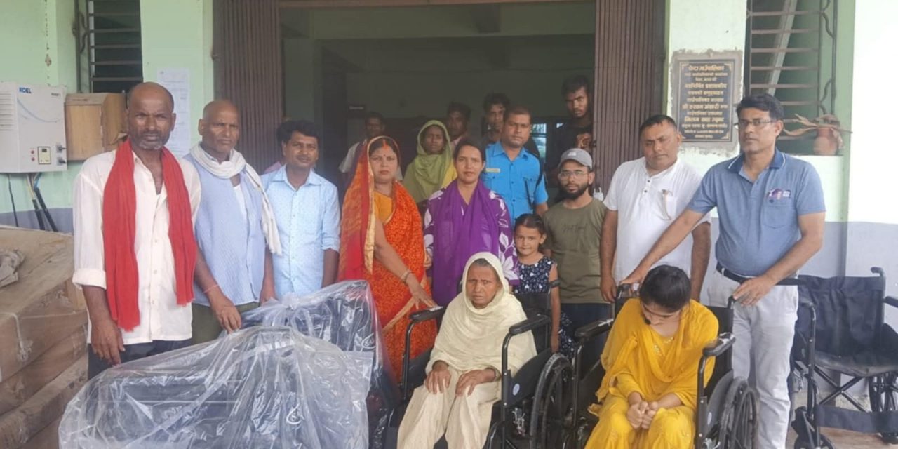 फेटा गाउँपालिकामा अपाङ्गता भएका नागरिकलाई ह्विलचियर वितरण