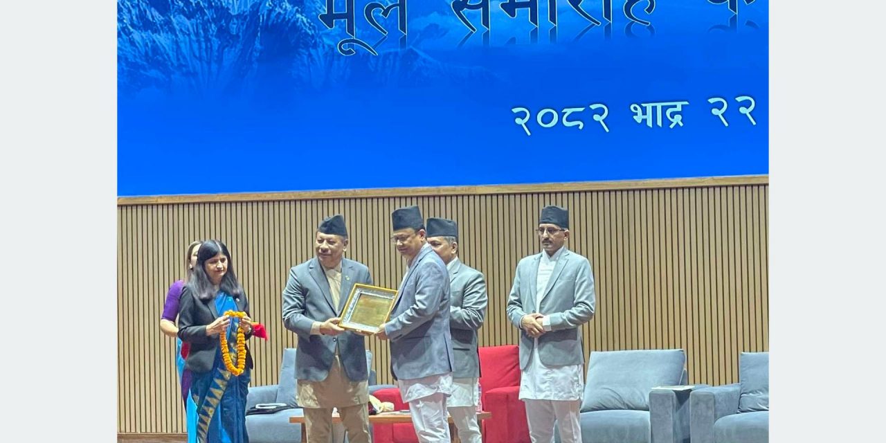 निजामती सेवा पुरस्कारद्वारा महानिर्देशक बराल सम्मानित