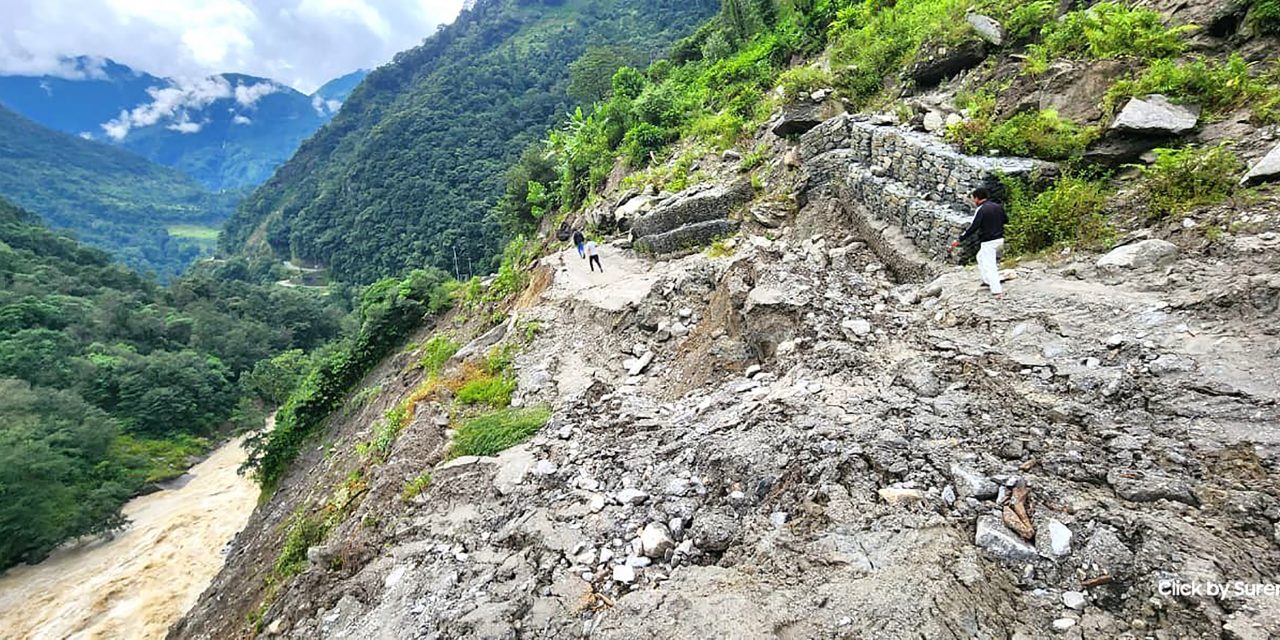 पहिरोले उत्तर–दक्षिण कोशी राजमार्ग अवरुद्ध