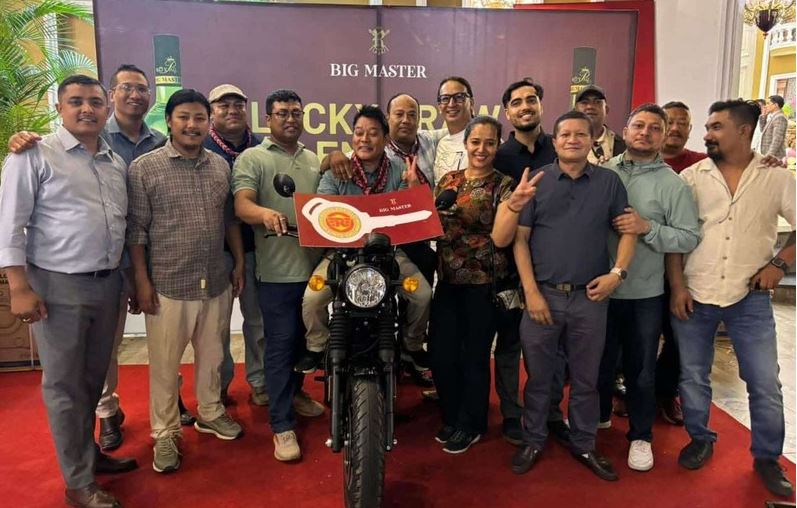 बिगमास्टर वाइनको ‘लक्की ड्र सम्पन्न, राजु लामाले जिते बुलेट बाइक