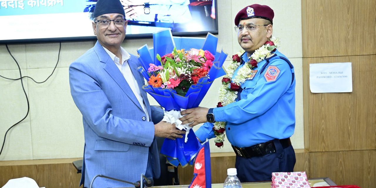 प्रहरी महानिरीक्षक दिपक थापाको गृह मन्त्रालयबाट बिदाइ, सफल कार्यकालको उच्च सम्मान