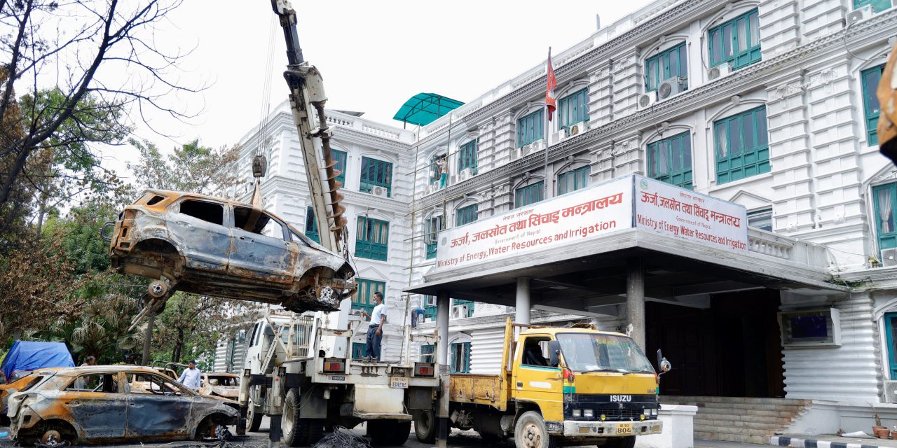 सिंहदर परिसरबाट जलेका सवारीसाधन हटाएर व्यवस्थापनको कार्य सुरु