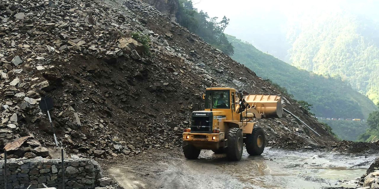 पहिरोका कारण पृथ्वीराजमार्गमा यातायात अवरुद्ध