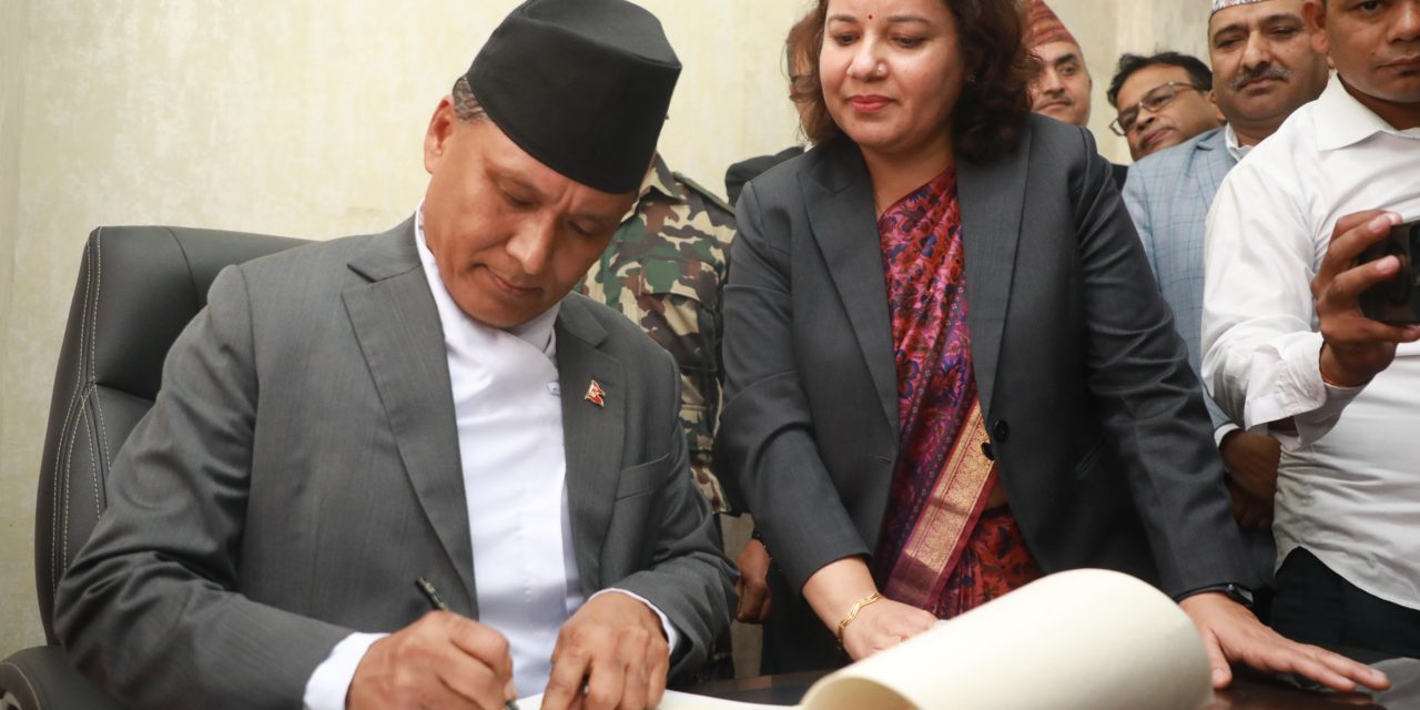 ऊर्जामन्त्री घिसिङद्वारा पदभार ग्रहण, डेडिकेटेड लाइनको बक्यौता उठाउने पहिलो निर्णय