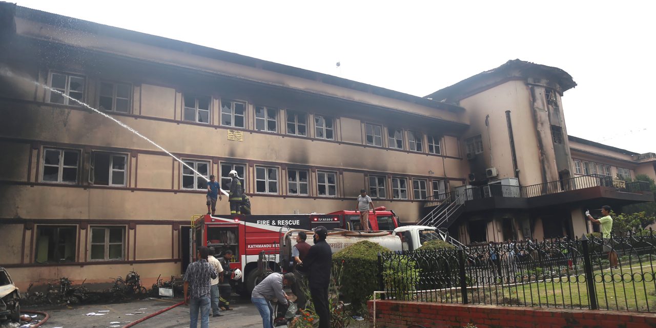 सर्वोच्चको आगो निभाउन र बचेका फाइल सुरक्षा गर्न टोली परिचालन (तस्बिर)
