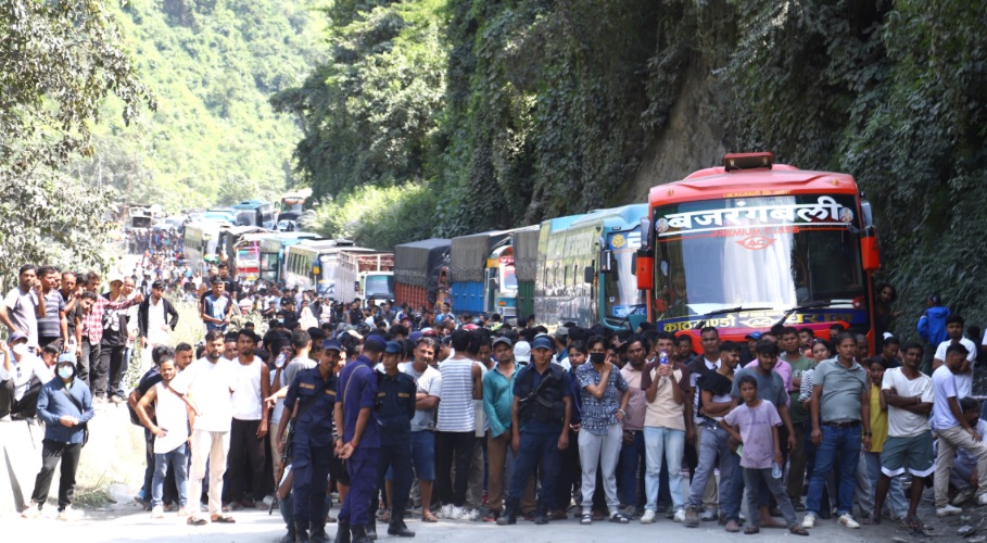 तुईन खोला पहिरोमा फसेका यात्रुलाई गन्तव्यमा पुर्याउन निःशुल्क बस सेवा