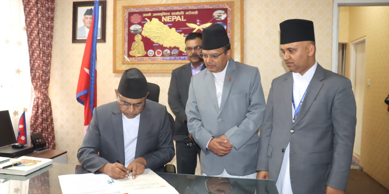 पुनःनिर्माणमा देशमै उत्पादित सामग्रीको प्रयोग गर्न उद्योगमन्त्री सिन्हाको निर्देशन