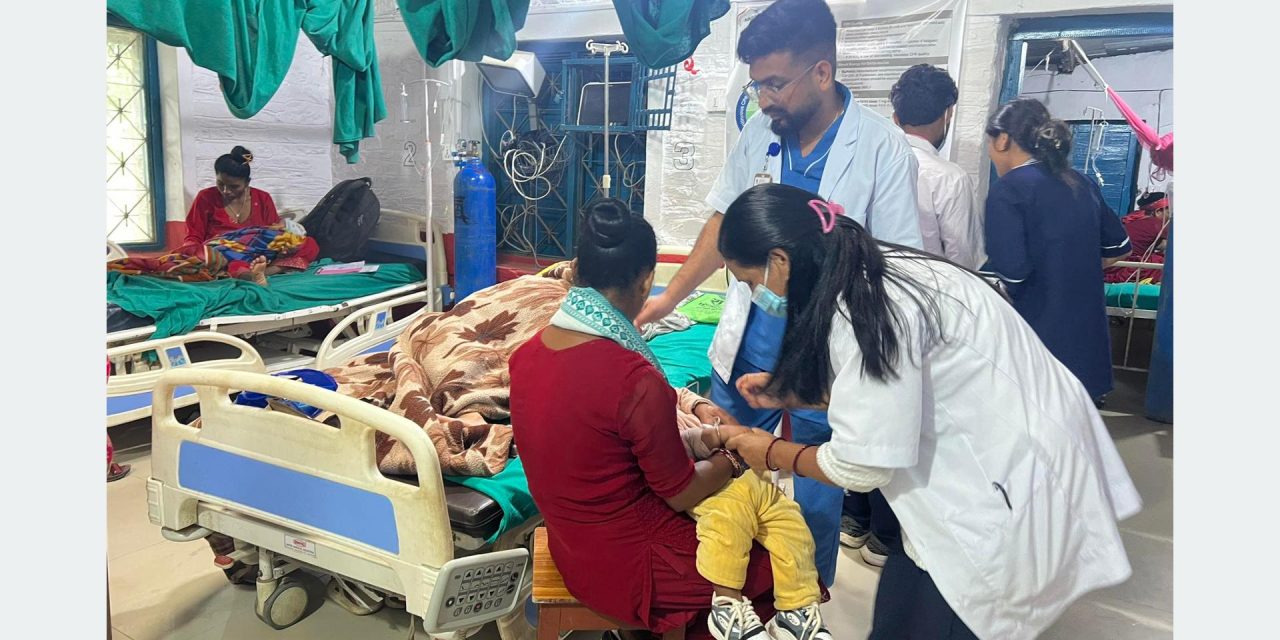 दैलेख अस्पतालमा बिरामीको बढ्दो चाप, उपचारमा समस्या