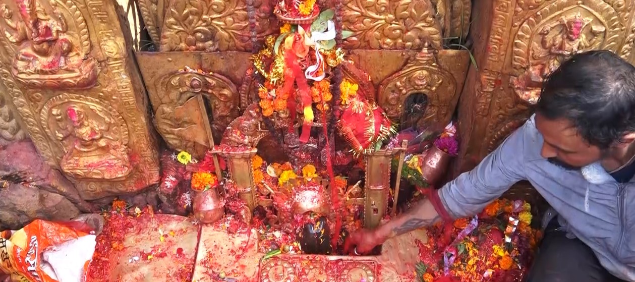 नवरात्रको तेस्रो दिन चन्द्रघण्टा देवीको विधिपूर्वक पूजाआराधना गर्दै