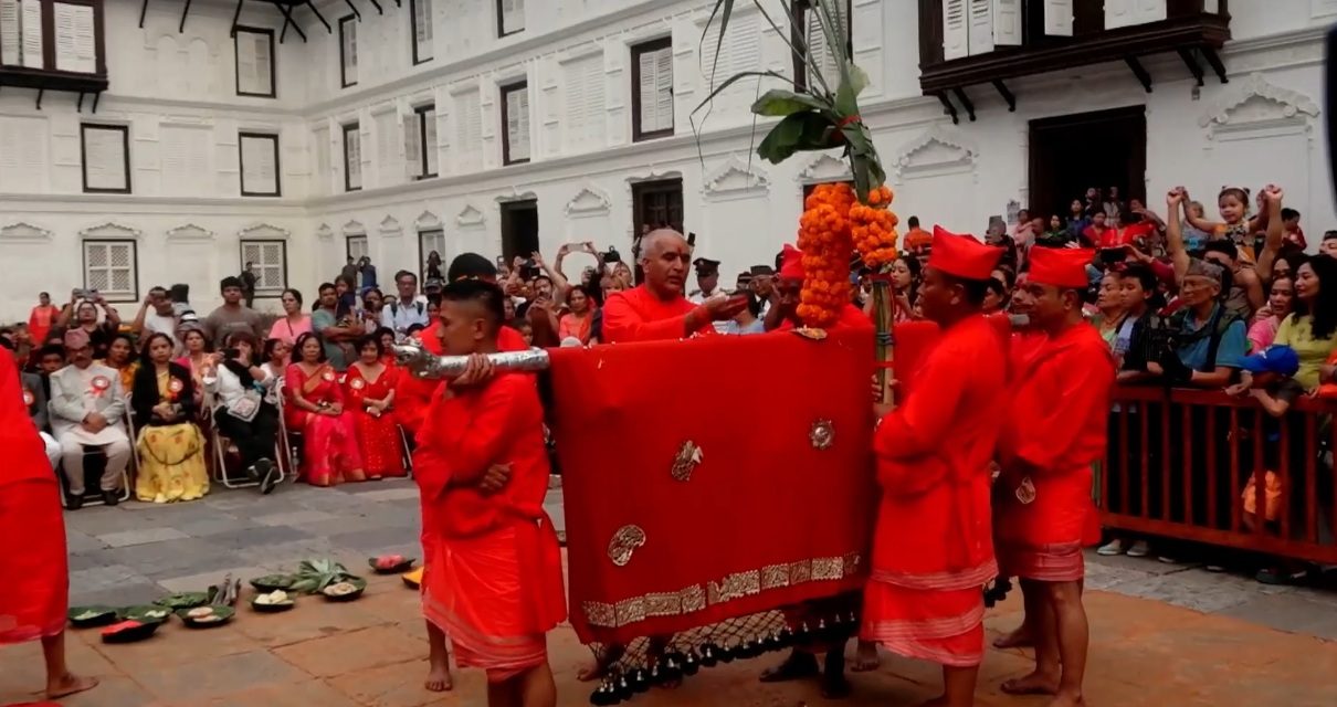हनुमानढोकाको दशैँघरमा गोरखाबाट ल्याइएको फूलपाती भित्र्याइयो