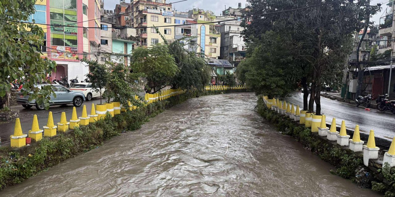वर्षाका कारण काठमाडौँका खोलामा बढ्यो पानीको बहाव