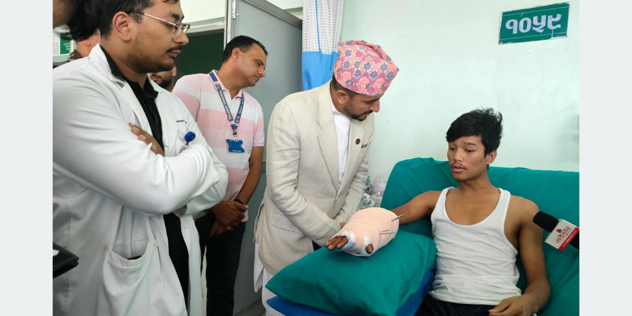 सञ्चारमन्त्री खरेलद्वारा जनेजी प्रदर्शनका घाइतेसँग भेट