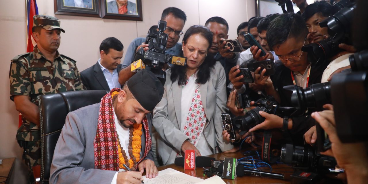 सञ्चारमन्त्री खरेलद्वारा पदभार ग्रहण, ५ महिनाभित्र  सार्वजनिक स्थानमा निःशुल्क वाईफाई