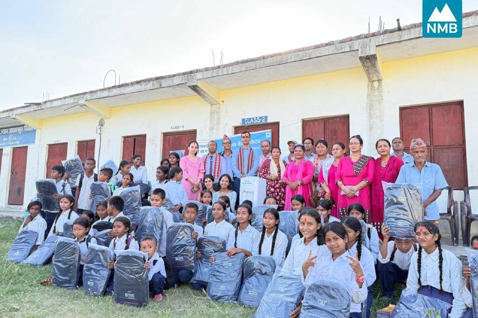 एनएमबि बैंकद्वारा श्री अमर जैन विद्यालयमा स्कुल ब्याग र व्वाटर डिस्पेन्सर हस्तान्तरण