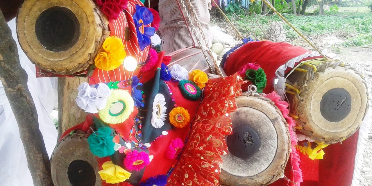 थारु समुदायको मादल बनाउने सीप ओझेलमा