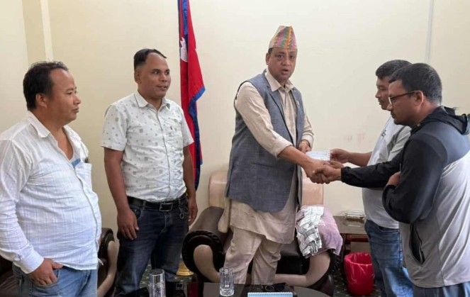 सुमनसिं चेपाङको घर निर्माणका लागि मुख्यमन्त्री बानियाँले गरे पहिलो किस्ता हस्तान्तरण