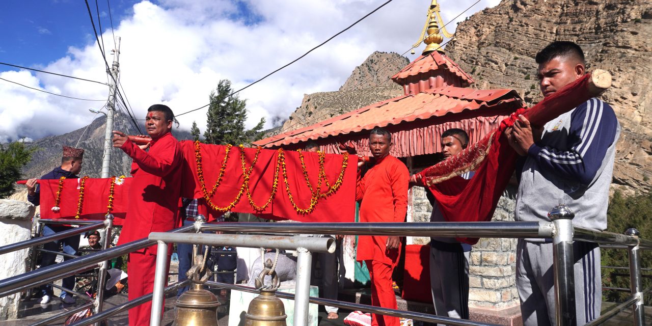 मुस्ताङमा बाजागाजासहित सुरक्षाकर्मीले भित्र्याए फूलपाती डोली