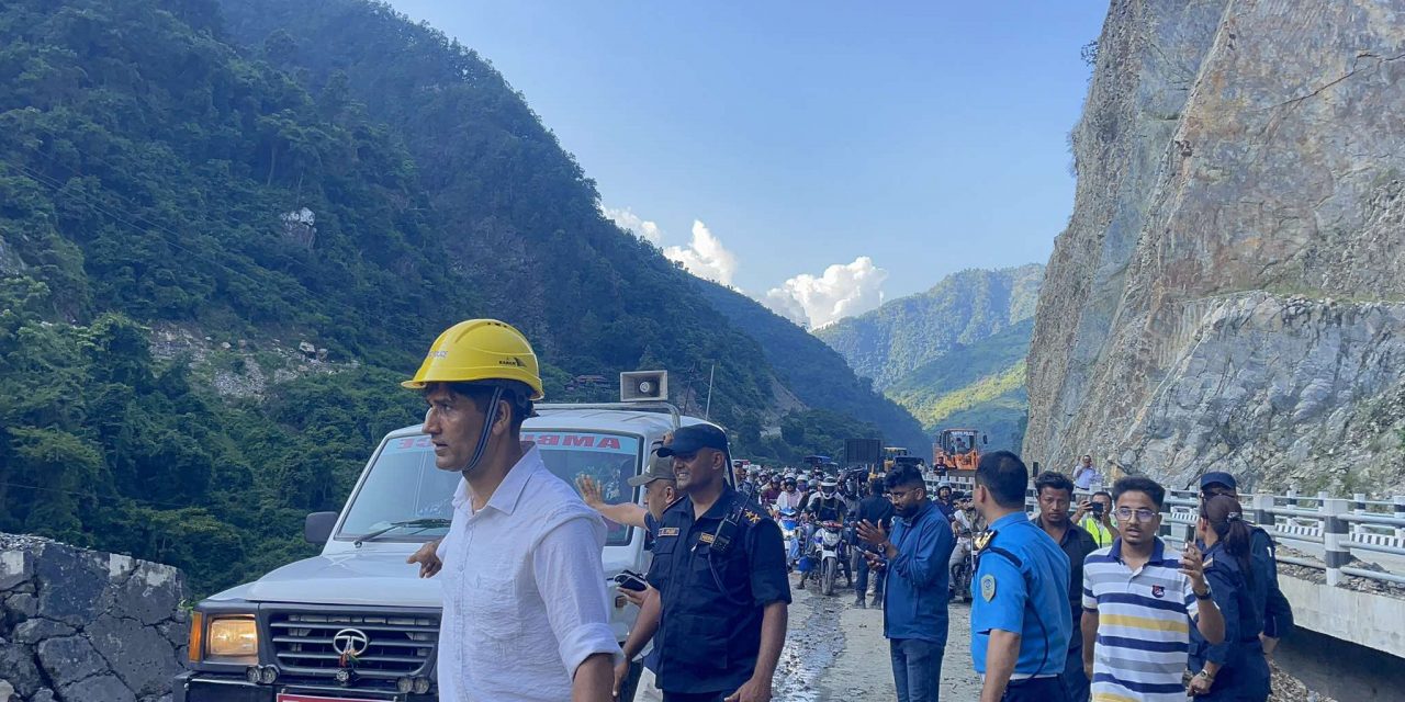 पहिरोले अवरुद्ध मुग्लिन-नारायणगढ सडक एकतर्फी सञ्जालन