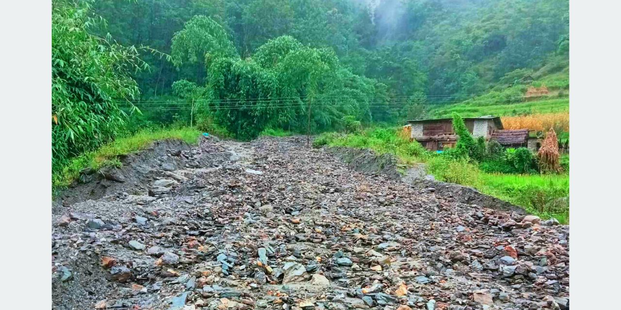 बाढीले मध्यपहाडी लोकमार्गको बुर्तिबाङ–पूर्वी रुकुम खण्ड अवरुद्ध