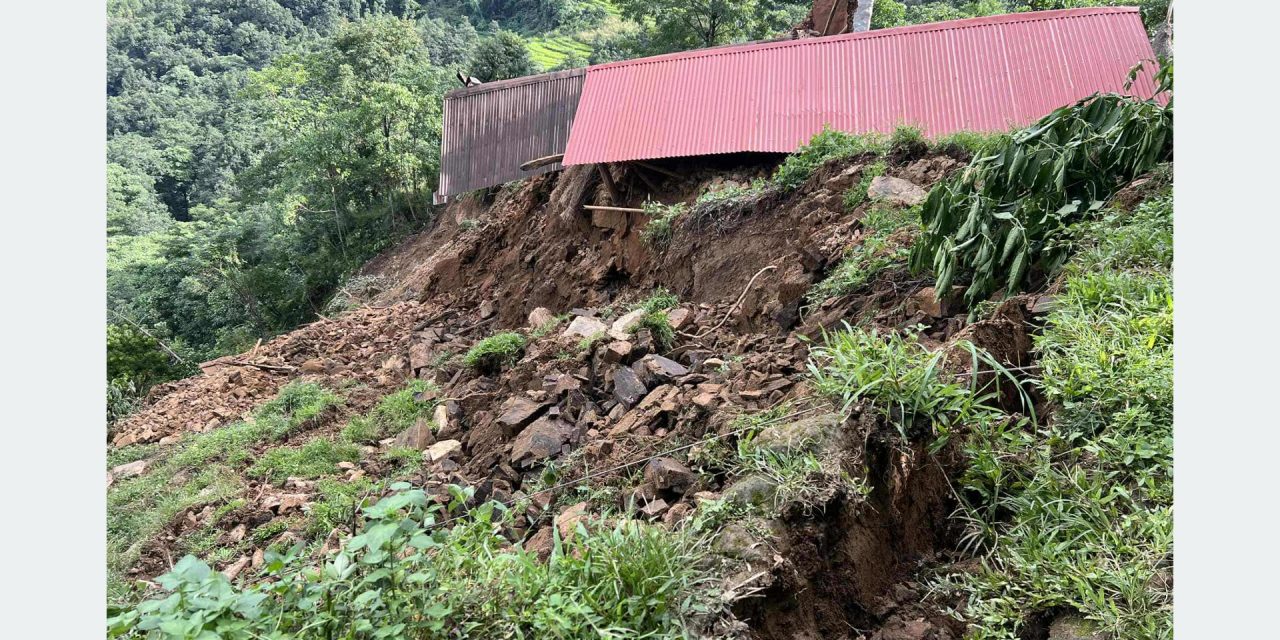 भीषण वर्षाका कारण  पर्वतमा पहिरोले  ६ घर भत्किए, १० घर उच्च जोखिममा