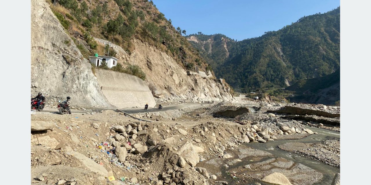 बिपी राजमार्ग : अवरुद्ध हुन नदिन पुनःमर्मत गरिँदै