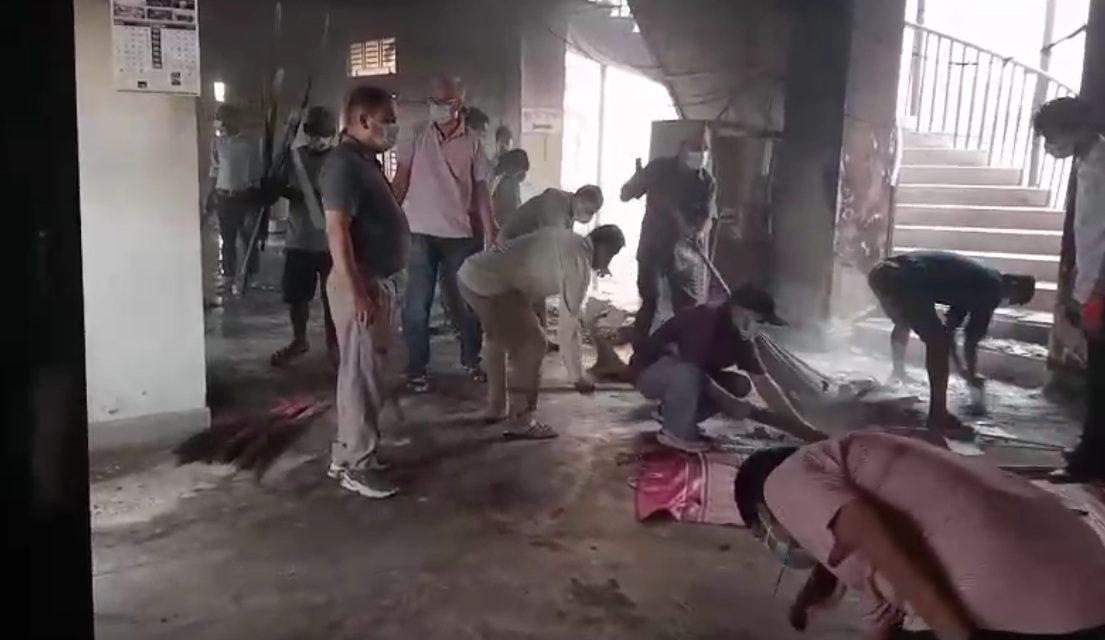 आगजनीले ध्वस्त भएका विराटनगरका सरकारी कार्यालयको सरसफाइ सुरु