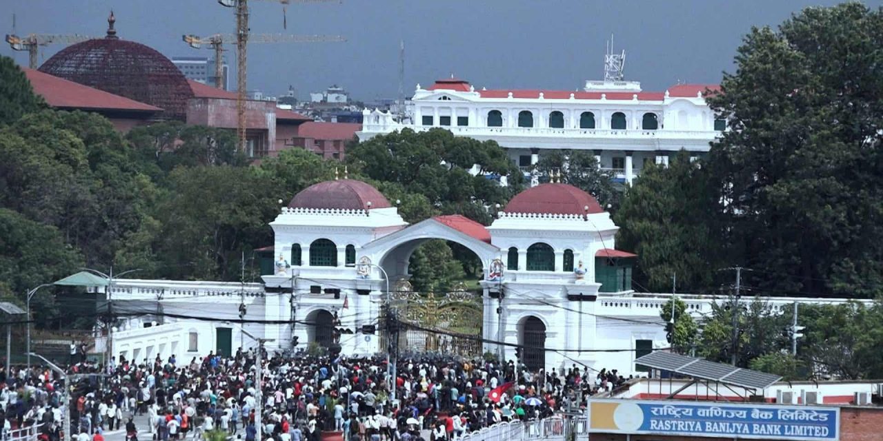 सिंहदरबार छिरेका प्रदर्शनकारीलाई बाहिर निकालियो