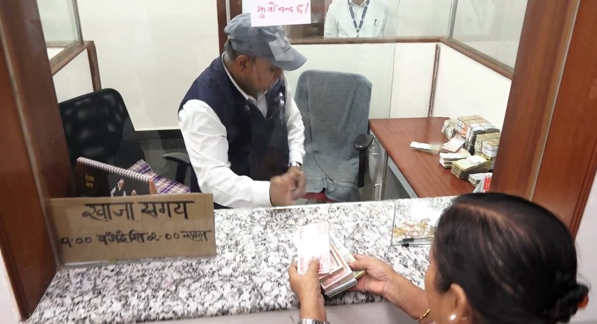बैँकद्वारा दशैँका लागि सुकिला नोट साट्न सुरु