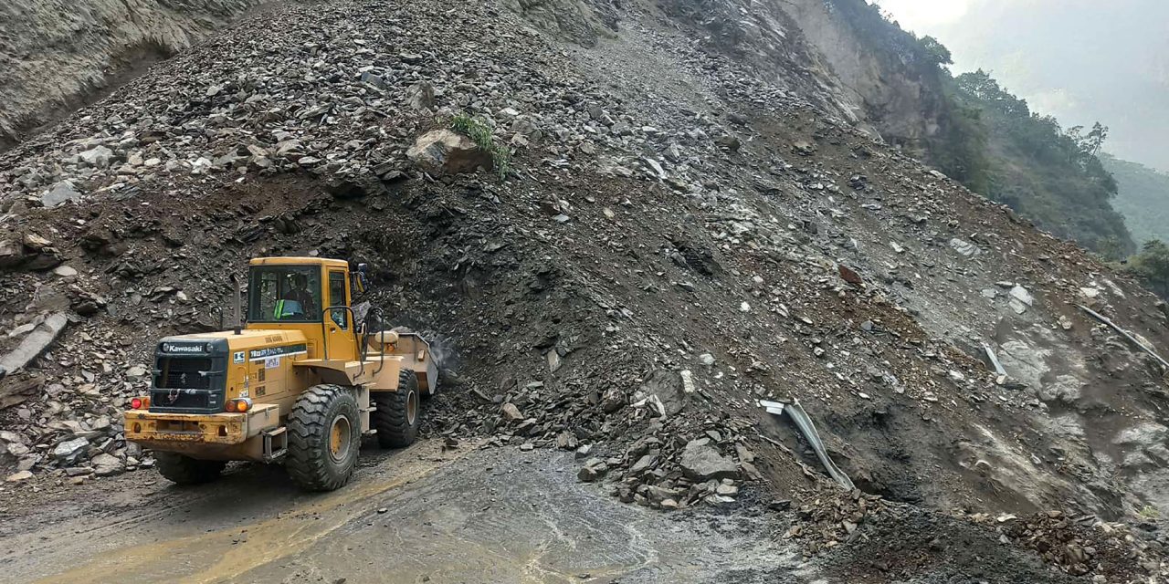 तुइन खोला क्षेत्रको पहिरोः  पोखरा-काठमाडौँ यातायात समेत प्रभावित