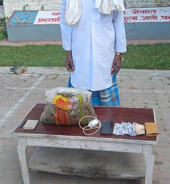 अलौ नजिक गाँजा सहित एक जना पक्राउ