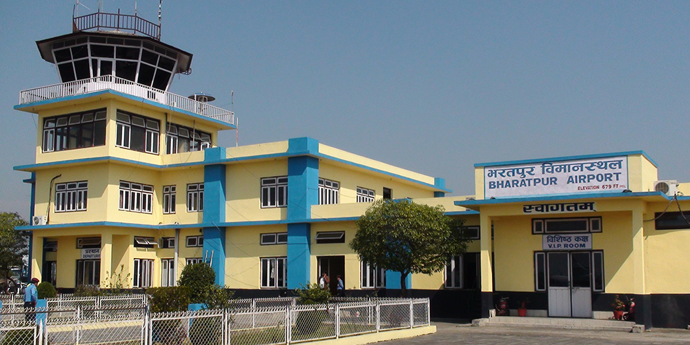 हवाई टिकट नपाएका यात्रुलाई भरतपुर विमानस्थलबाटै बसमार्फत् काठमाडौँ पठाइँदै