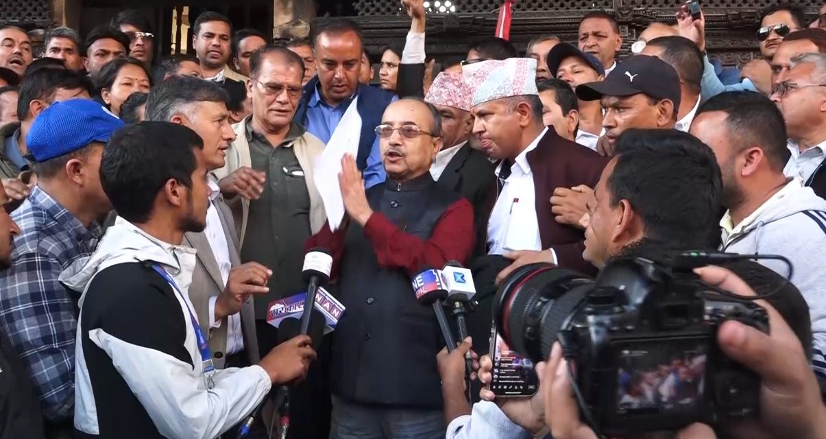 विशेष महाधिवेशन माग गर्दै काँग्रेस महाधिवेशन प्रतिनिधिले बुझाए हस्ताक्षर
