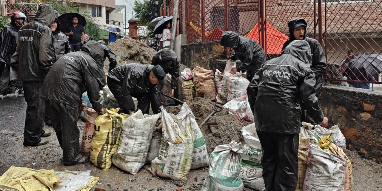 काठमाडौँ महानगरद्वारा बाढी प्रभावित क्षेत्रमा सफाइ सुरु