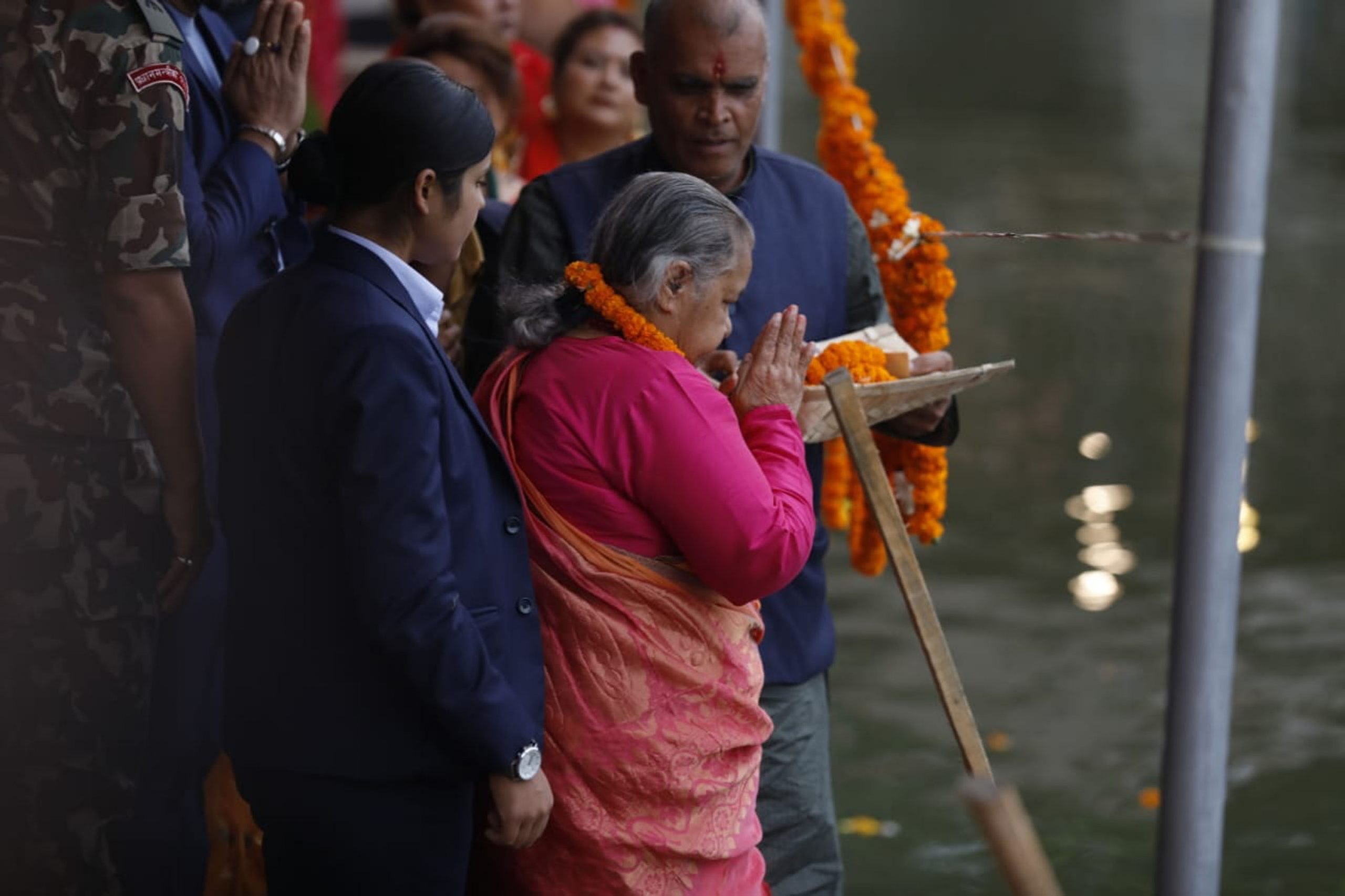 प्रधानमन्त्री कार्कीद्वारा कमलपोखरी पुगेर छठी माताको पूजा अर्चना