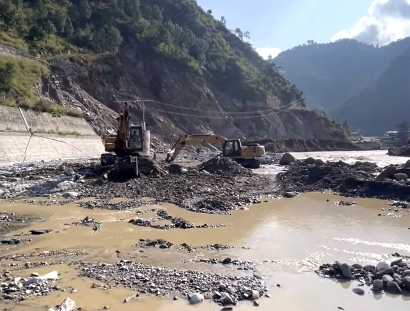 मन्त्री घिसिङद्वारा क्षतिग्रस्त विपी राजमार्ग अवलोकन